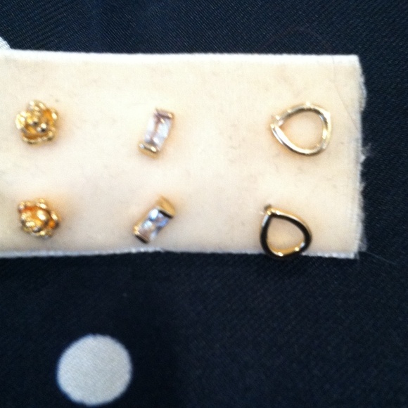 Club Monaco Serefina Rose stud card - Picture 2 of 2